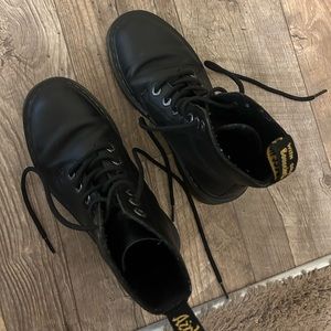 Dr Martens Boots Women’s 6